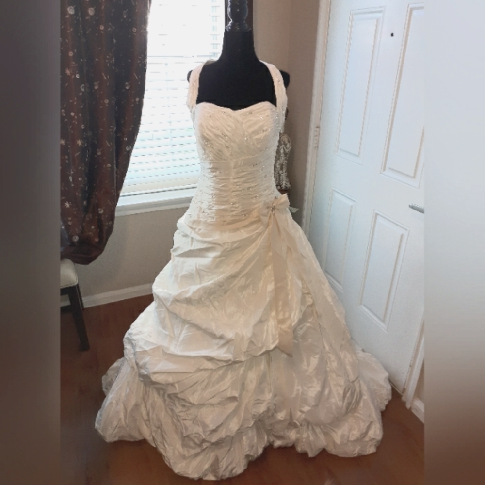 Ivory wedding dress